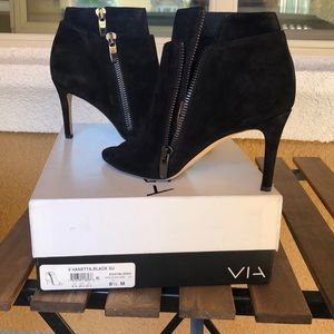 Via Spiga V-Vanetta Black suede 8.5 heels